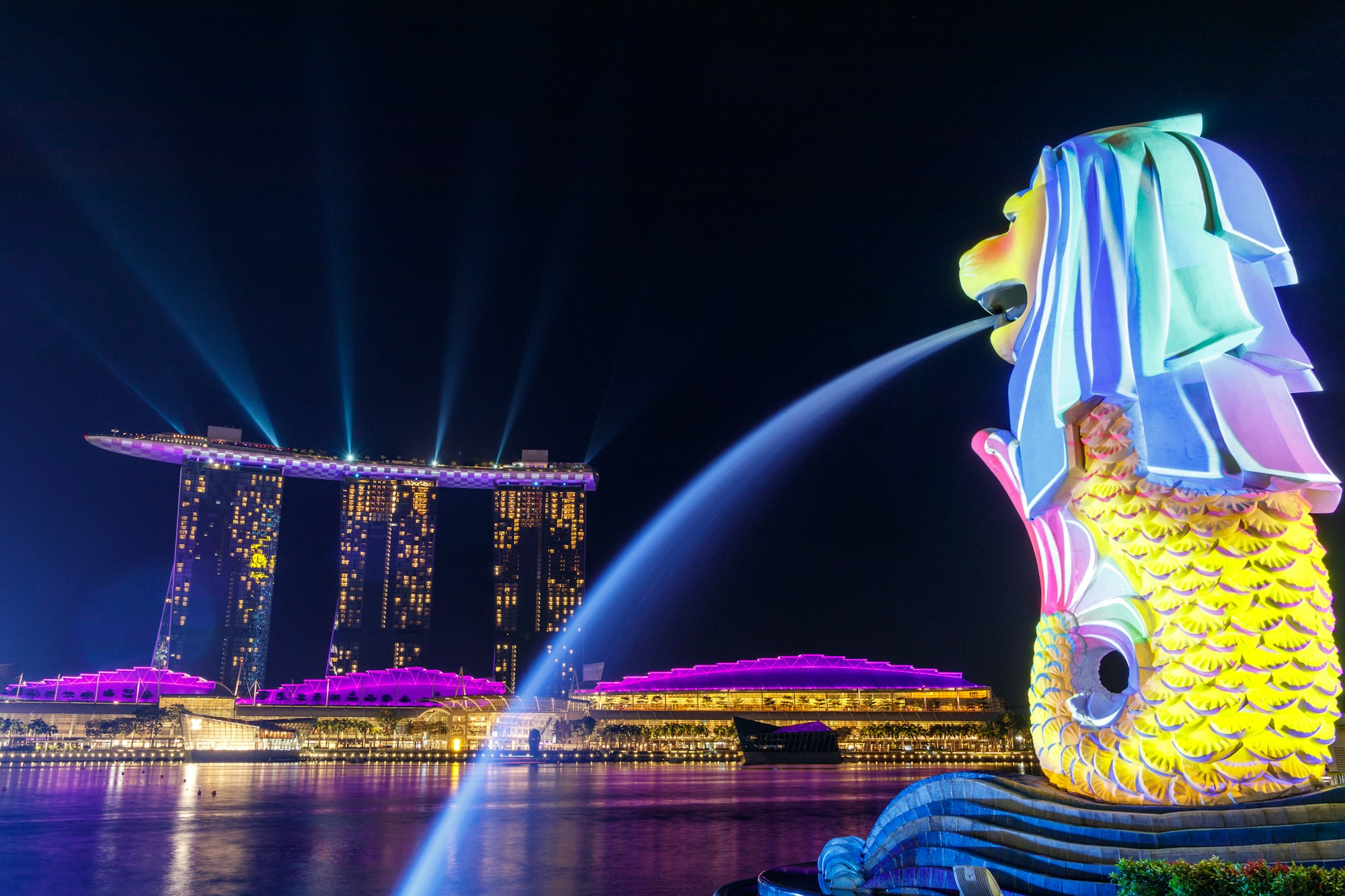 新加坡鱼尾狮与滨海湾金沙夜景